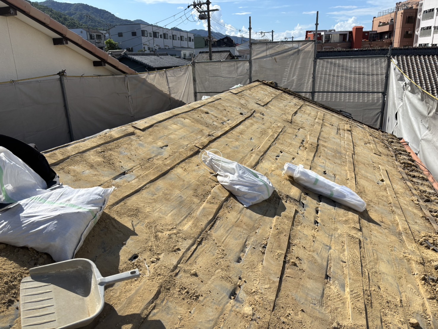 既存瓦の撤去と土の除去