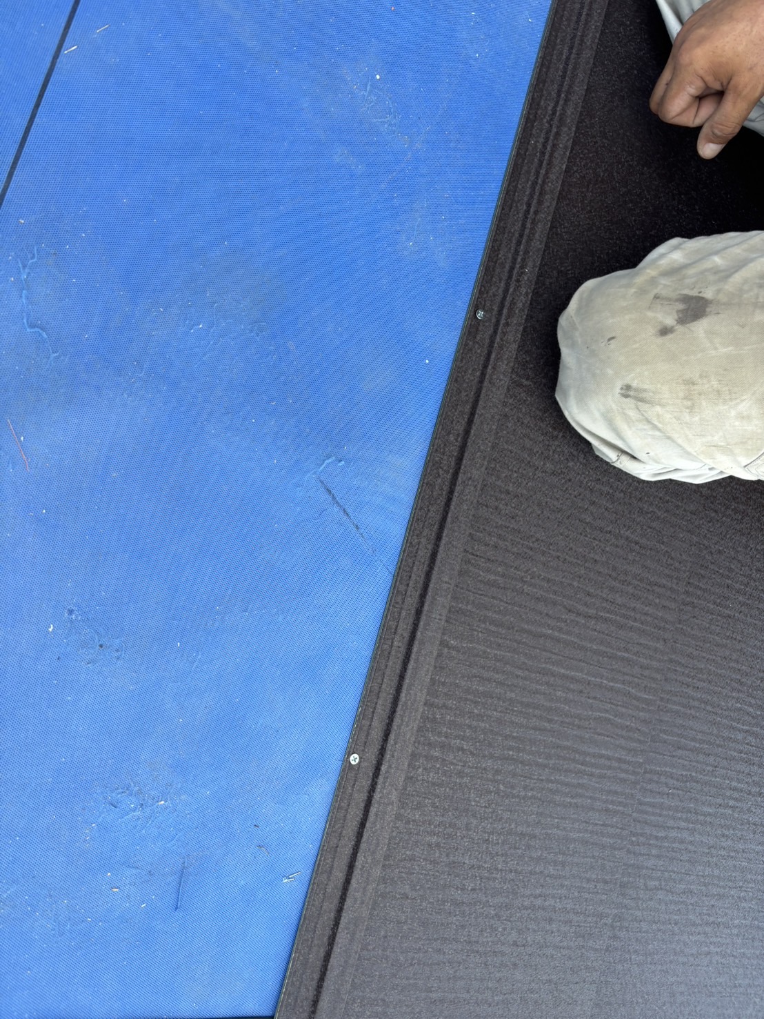 新しい屋根材の施工