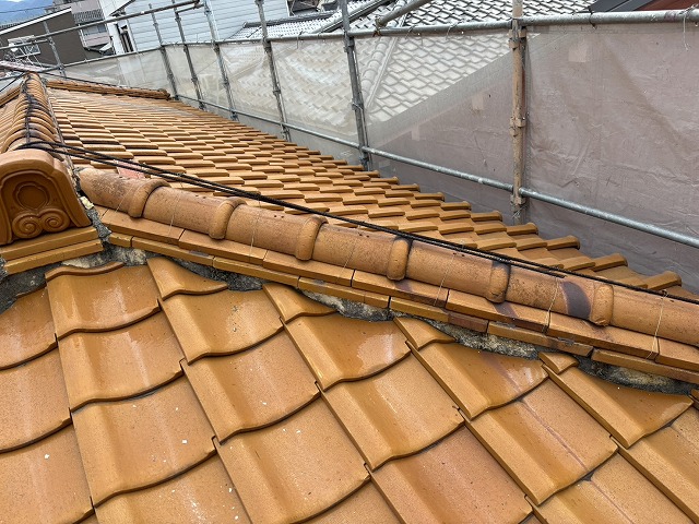 棟瓦のずれと固定線の劣化