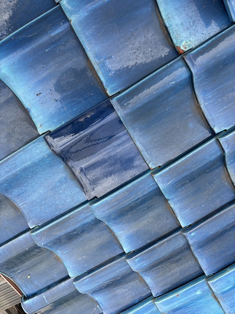 割れ瓦の交換作業