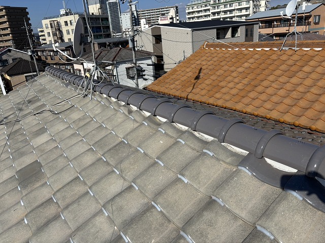 新しい棟瓦の設置