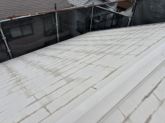 屋根全体の色褪せと劣化