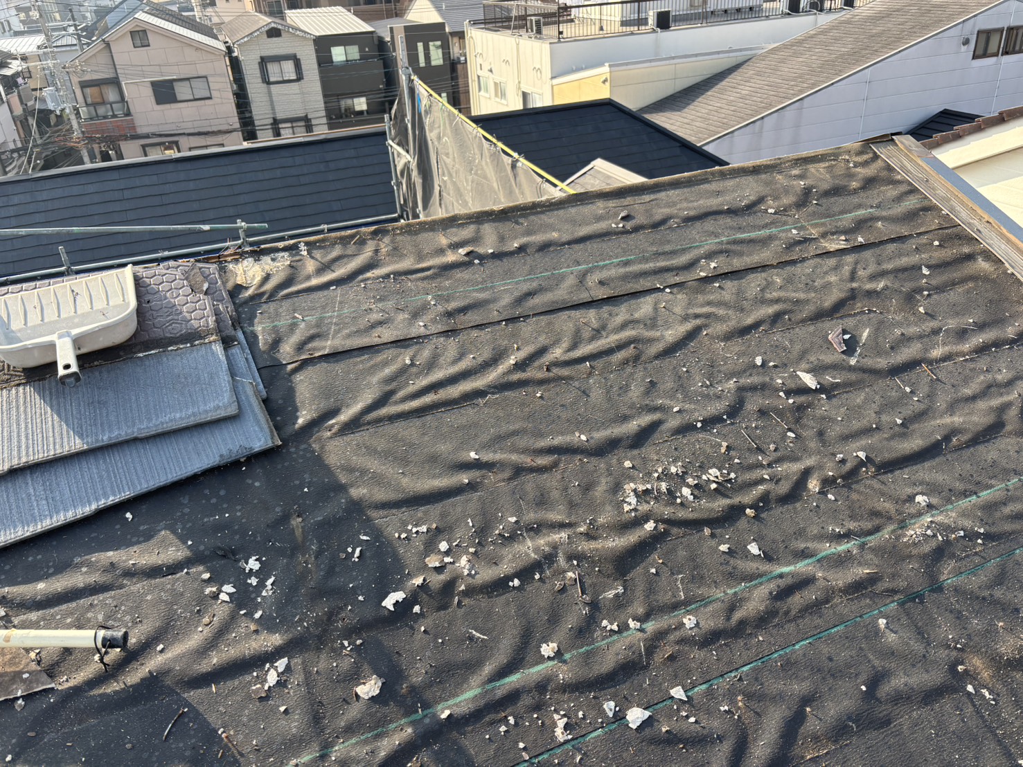既存防水紙の撤去と清掃