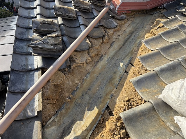 既存瓦と劣化した銅板の撤去