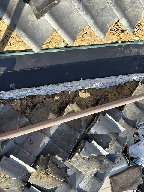 新しい谷板金の設置