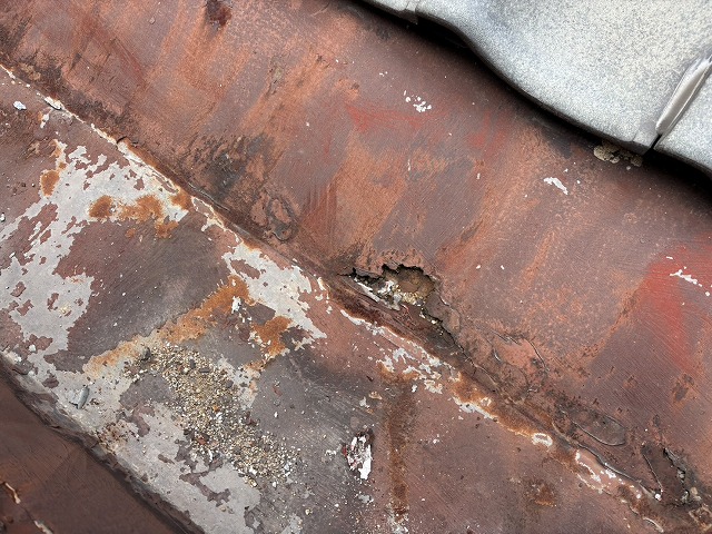 谷部の穴あきと剥離