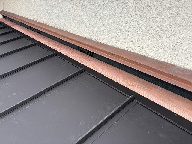 新しい板金屋根材の取り付け
