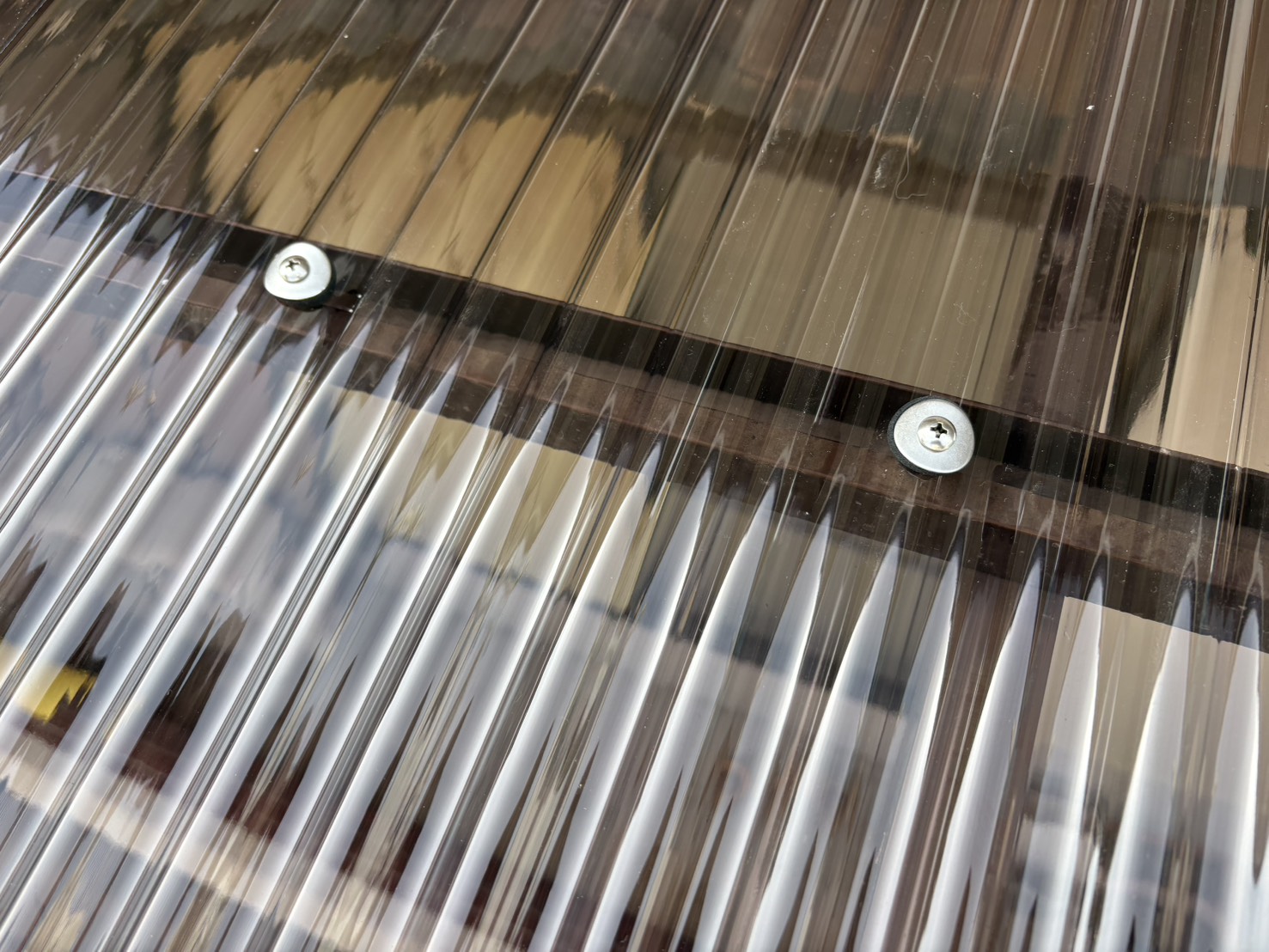 固定具（ビス・座金）で確実に押さえる