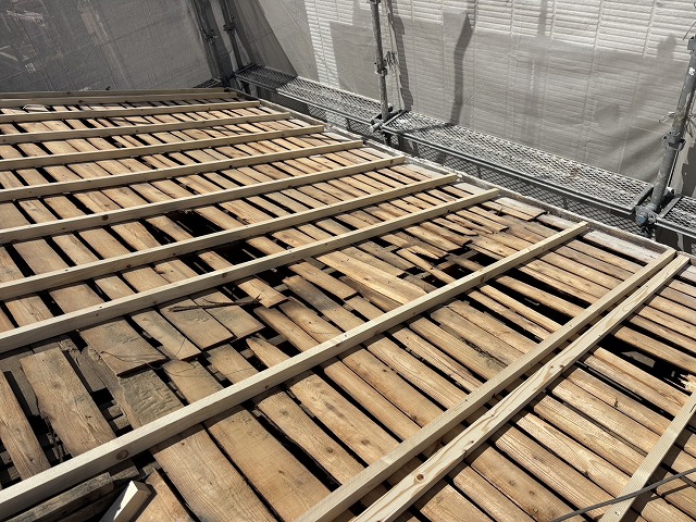 既存屋根材撤去後の下地確認(野地板が見える状態)