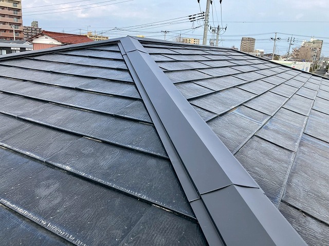 飛散した棟包み板金を新しい棟包み板金に交換した