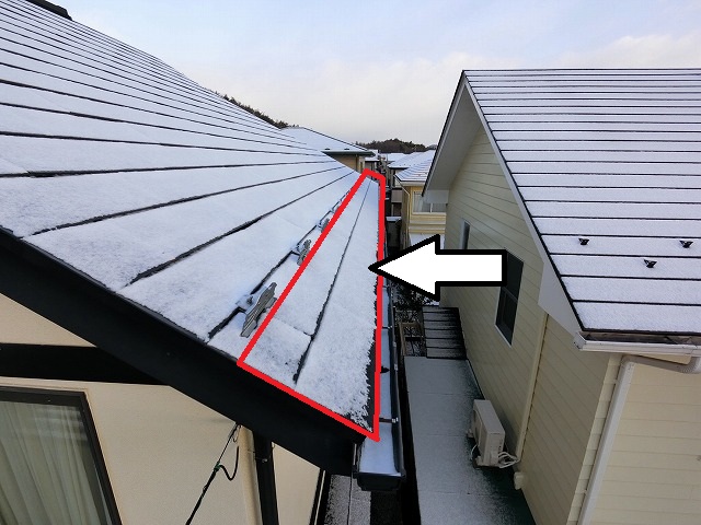 仙台市泉区の隣接する面の軒先にスノーZを設置する現地調査