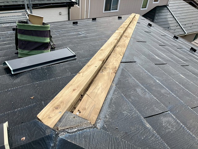 新しい棟包み板金用の木下地に交換
