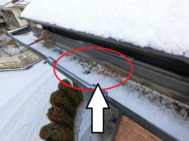 仙台市泉区　軒樋が詰まりオーバーフローを起こしている