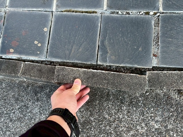 仙台市太白区　玄関ポーチの周りのセメントがグラグラしている