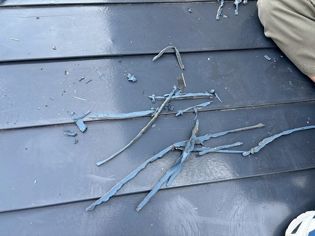 隅棟部分のコーキングを撤去