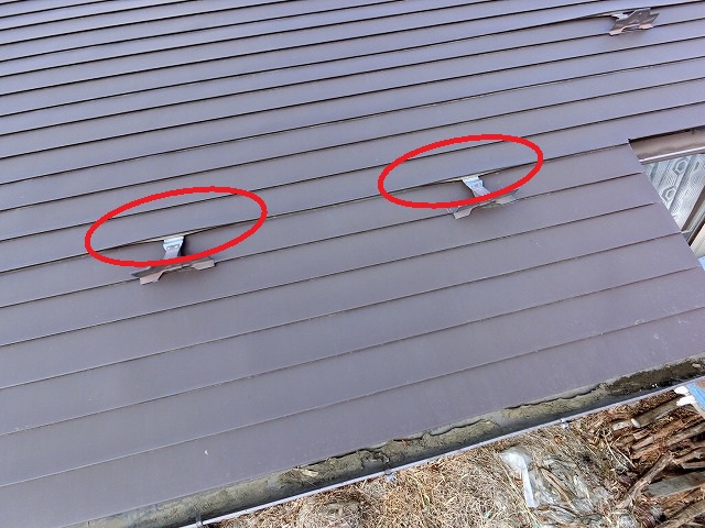 大崎市　屋根の内側に入り込んだ雪止め金具が変形している様子