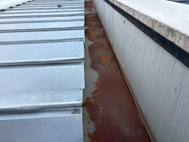 仙台市太白区　店舗入り口上部の箱樋の錆びによる腐食が目立っている様子