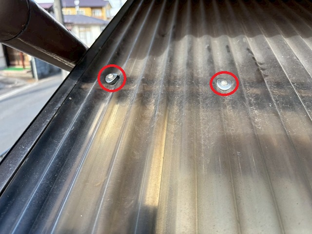 仙台市太白区　ポリカ波板のビスが一番低いところに固定されている