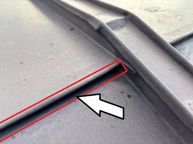 仙台市太白区　棟包み板金が設置されておらず、屋根同士を掴み込んでいる