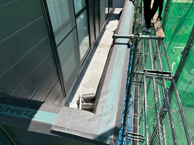 仙台市泉区　バルコニーの板金笠木を設置する前に防止シートを設置した