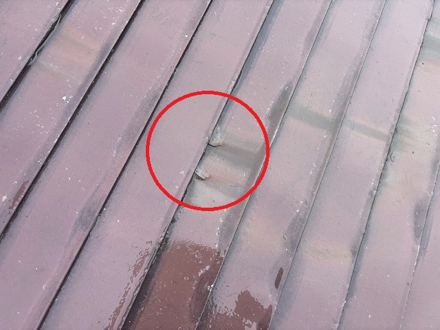 大崎市　金属屋根の表面の塗装が剥がれている