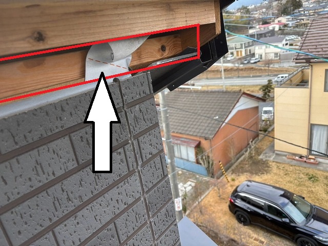 板金が外れて木下地が見えてしまっている