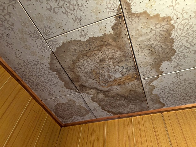 塩竃市1階屋根の軒先付近に雨染みの跡