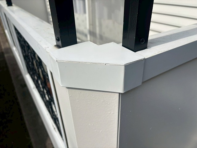 仙台市青葉区　腐食した樹脂製笠木をガルバリウム鋼板に変更して設置した様子