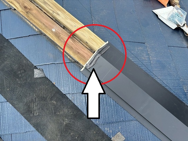 重なる部分にもコーキングで防水処理