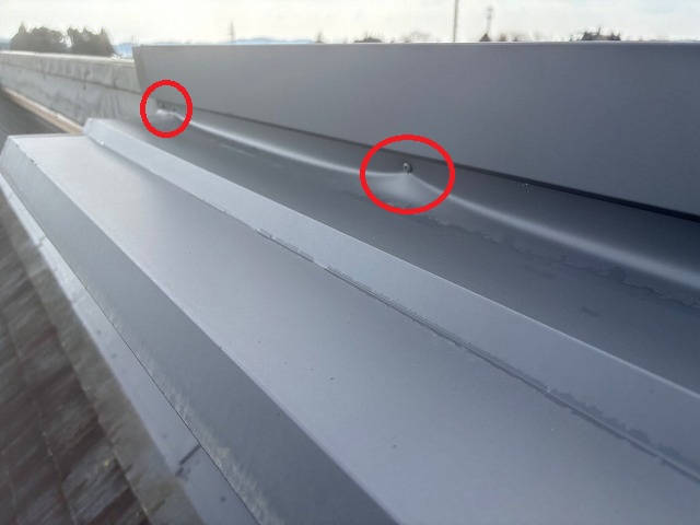 上の部分しか固定されていない破風板金