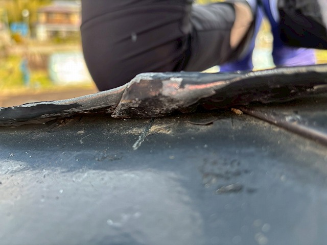 屋根の隙間を専用の道具で是正