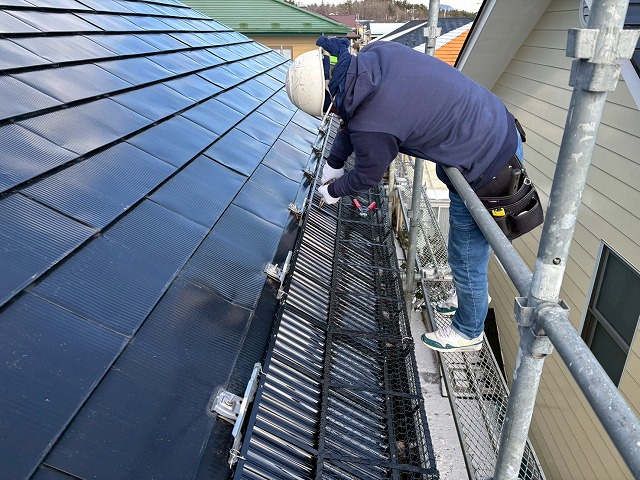 仙台市泉区　スノーZをステンレス線でしっかりと固定している