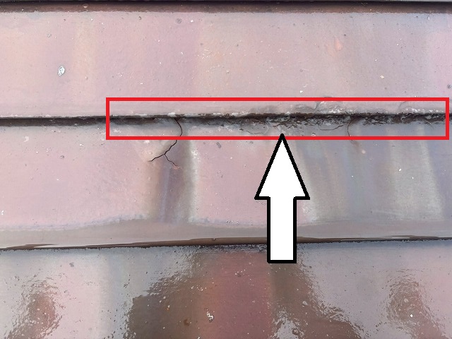 大崎市平屋横葺き屋根のハゼ部分が腐食している