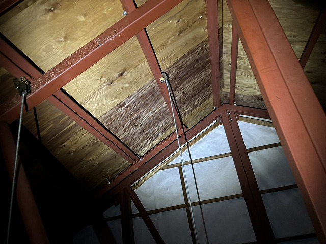 仙台市太白区　散水試験を実施後、屋根裏に上り屋根野地板の様子を確認