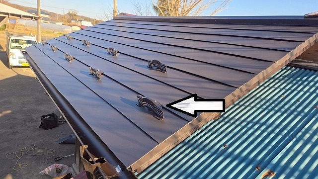 大崎市　横葺き屋根に高耐食鋼板製の雪止め金具を設置した様子