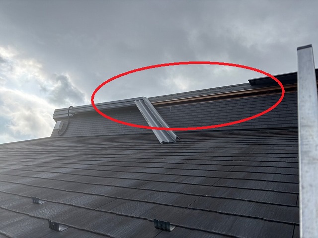 強風で破風が外れている