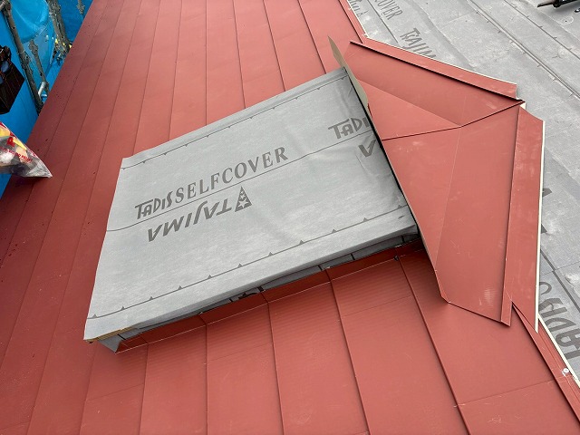 仙台市泉区　天窓上部にガルバリウム鋼板製の雪割板金を設置した