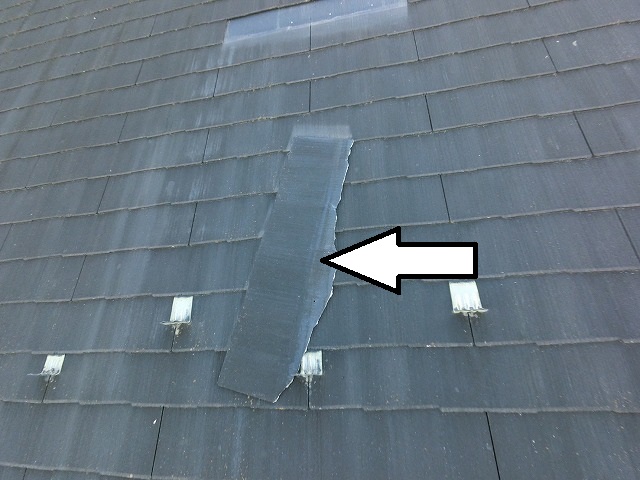 仙台市若林区　雪止めに引っ掛かり、落下を防げたスレート瓦の様子