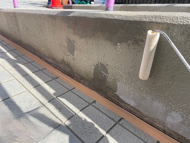 仙台市太白区　スロープの立ち上がり部にシーラーを塗っている様子