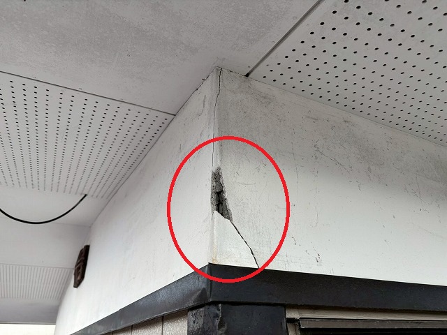 仙台市太白区の外壁漆喰部分にヒビが入り大きく欠けている