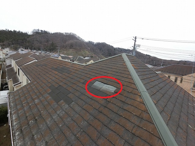 強風によりスレート瓦が落下した