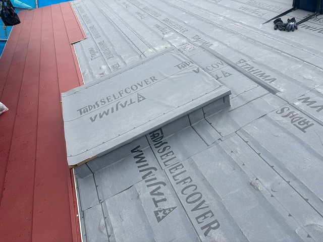 仙台市泉区　天窓を閉塞した箇所にも片面粘着ルーフィングのタディスセルフカバーを使用した