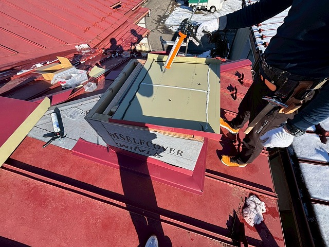 大崎市　煙突の周りにガルバリウム鋼板を張り、防水性を向上させている