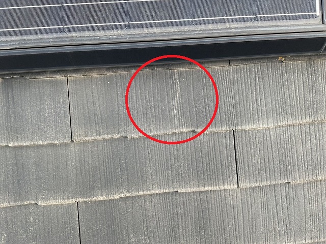 名取市　太陽光パネル下の割れたスレート瓦の様子