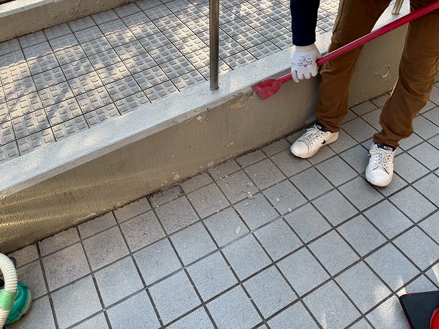 仙台市太白区　スロープ部の塗装を削っている様子