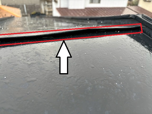 仙台市青葉区　2階の棟部の隙間に雨水が溜まっている