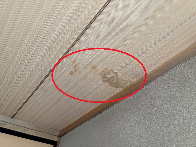 仙台市太白区の2階の室内天井の外壁際に雨染みを確認