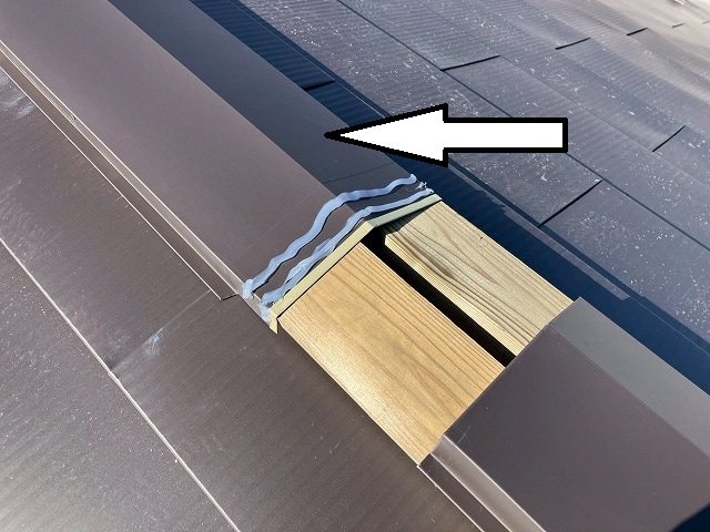 仙台市太白区で定尺横葺き屋根に棟包み板金を設置