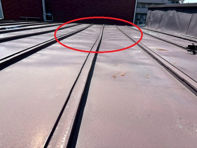 仙台市若林区　屋根の下地が腐食したことにより下がってしまっている様子