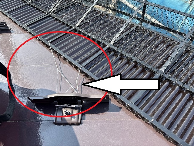 仙台市太白区　スノーZをステンレス線で既存の雪止め金具に固定